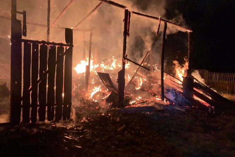 На Рівненщині вогонь зжер тонну кормів, які люди заготували на зиму