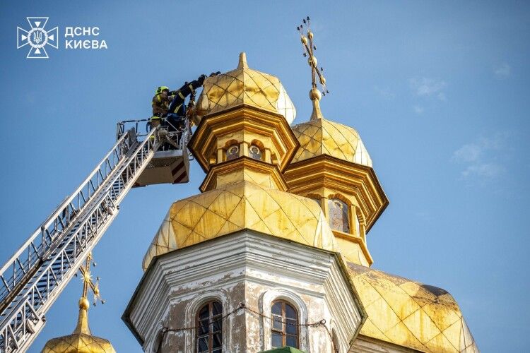 У Києво-Печерській лаврі обвалився хрест (Фото)