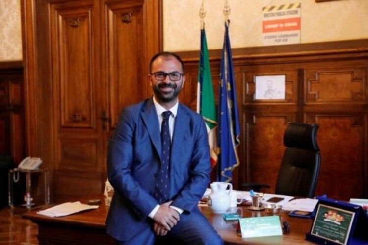 Ото чиновник! Міністр освіти Італії пішов у відставку через неувагу до цієї галузі