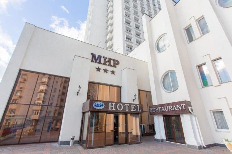 Коломойський через суд забрав у державного «Приватбанку» столичний готель «Мир» 