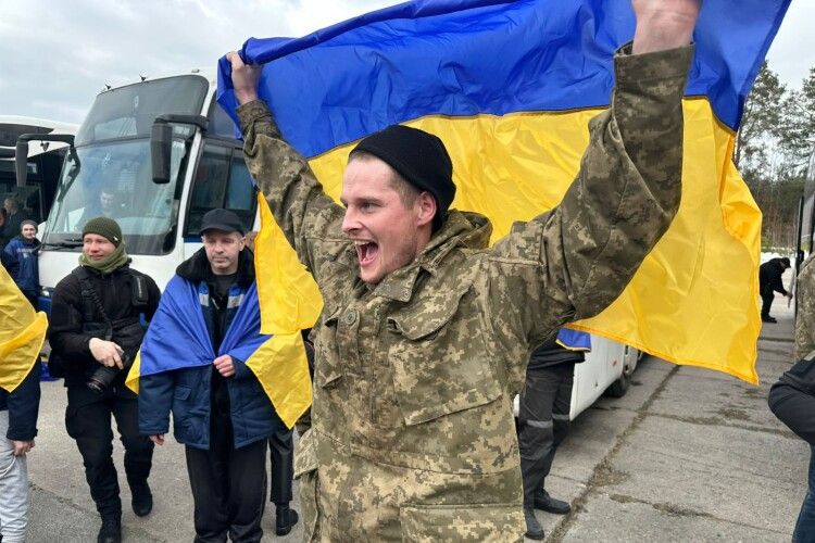 З російської неволі визволено 300 військових та двох цивільних українців