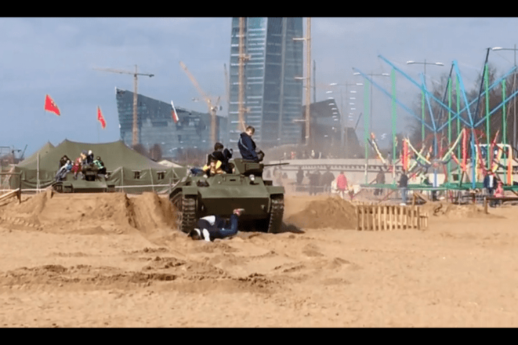 На військово-патріотичному фестивалі у Петербурзі танк переїхав людей, постраждали діти 