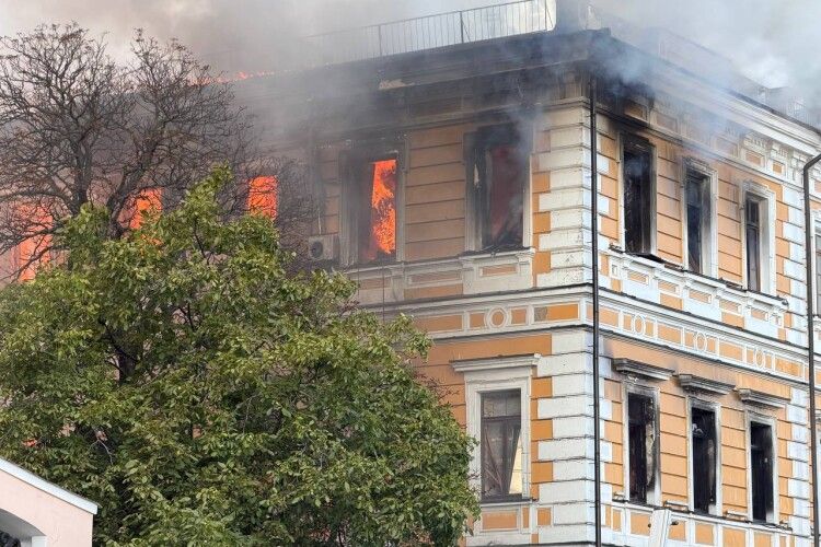 У Києві дрон рф влучив у будівлю Національної академії наук: є загиблі та поранені