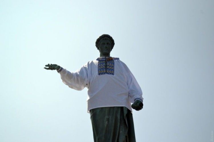 Одесити вбралися у вишиванки і утворили велетенський живий ланцюг з нагоди Дня Незалежності України