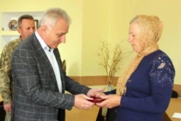 На Рівненщині матері загиблого Героя вручили нагороду сина
