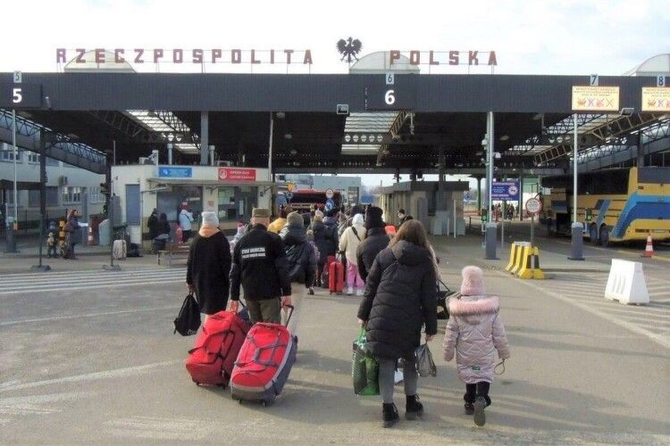 Повідомили, скільки біженців з України зараз перебувають у Польщі