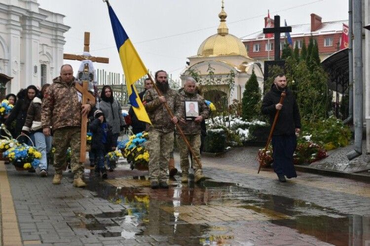 У Луцьку в останню дорогу провели захисника України Руслана Шмигу