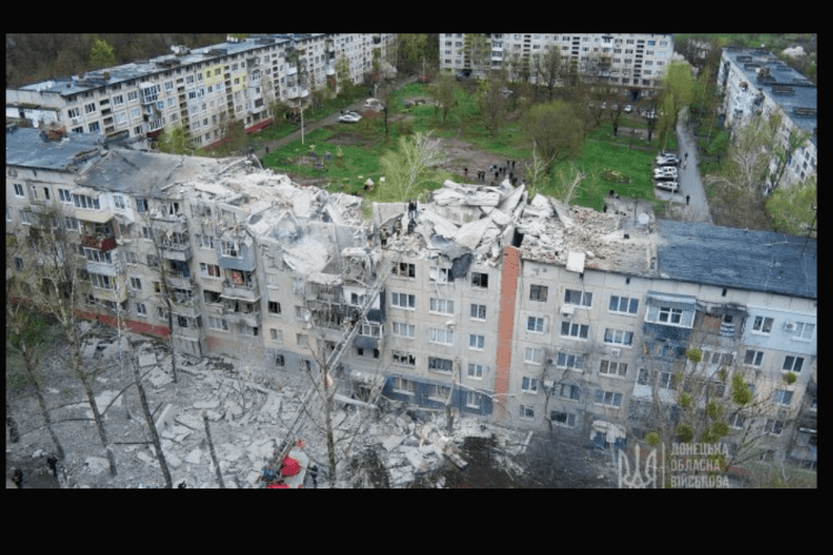 Удар по Слов’янську пошкодив понад 50 будинків і забрав життя уже щонайменше 11 осіб (Відео)