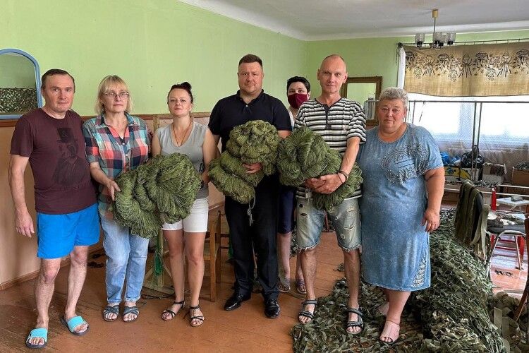 У волинському місті волонтери сплели кілометри маскувальних сіток