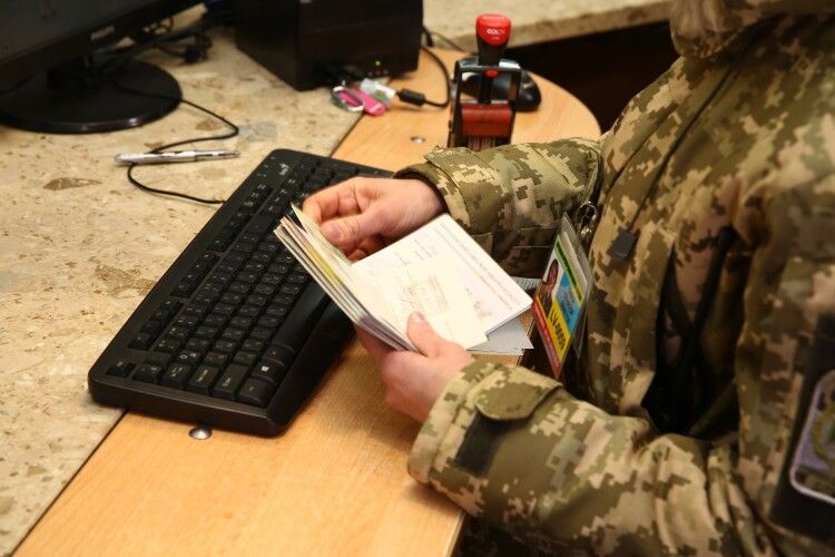 В Устилузі на кордоні зібралось кілька десятків машин