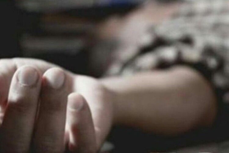 У Луцьку в орендованій квартирі виявили тіло жінки, загорнуте у плівку та скотч (Відео)