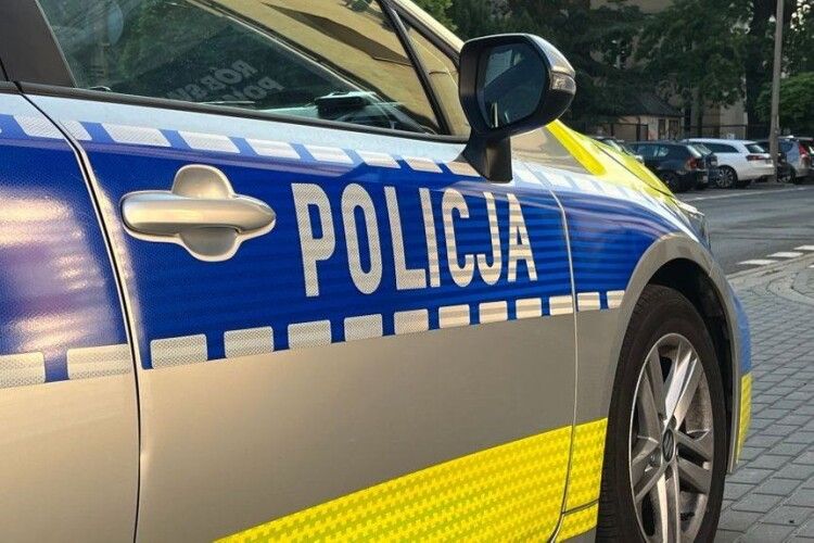 У Польщі чоловік у віці вдарив українку ззаду по голові за те, що розмовляла українською