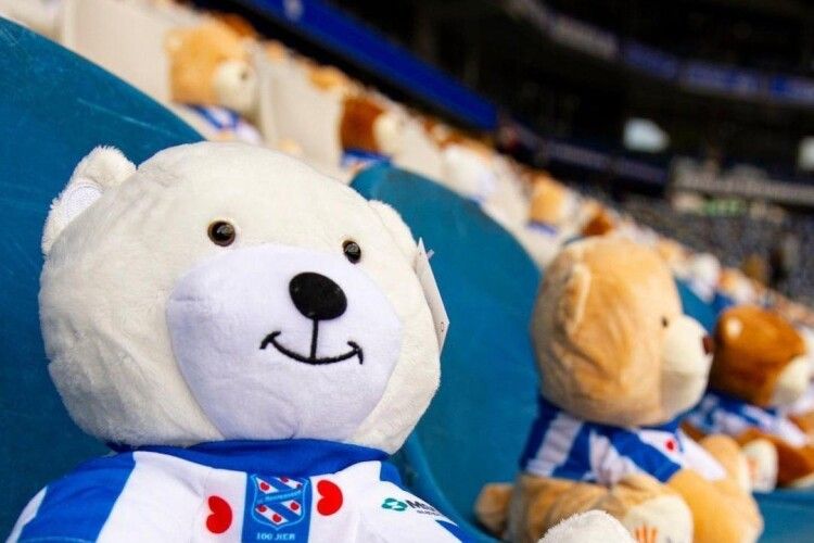 На матчі чемпіонату Нідерландів місця на трибунах зайняли 15 тисяч плюшевих ведмедів (Фото)