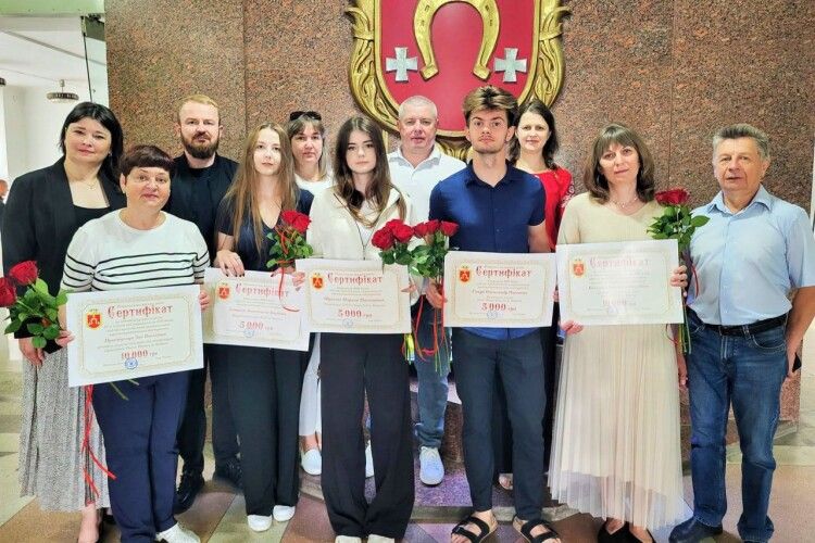 На Волині грошовими сертифікатами відзначили найкращих випускників НМТ та їхніх учителів