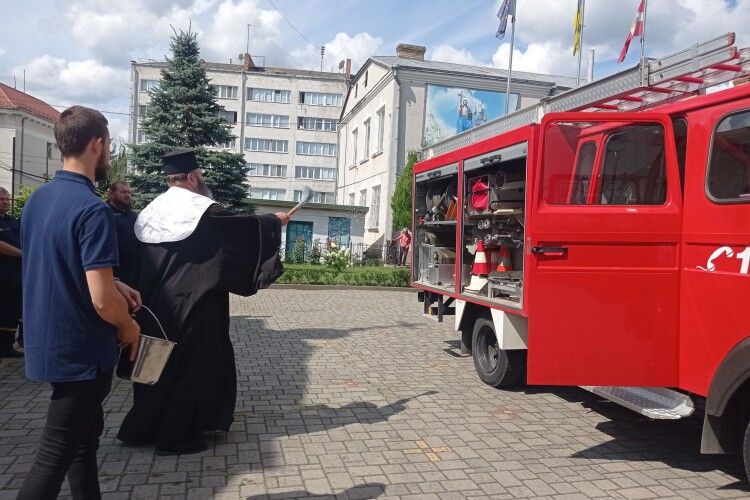 Митрополит Луцький і Волинський Михаїл освятив пожежний автомобіль 
