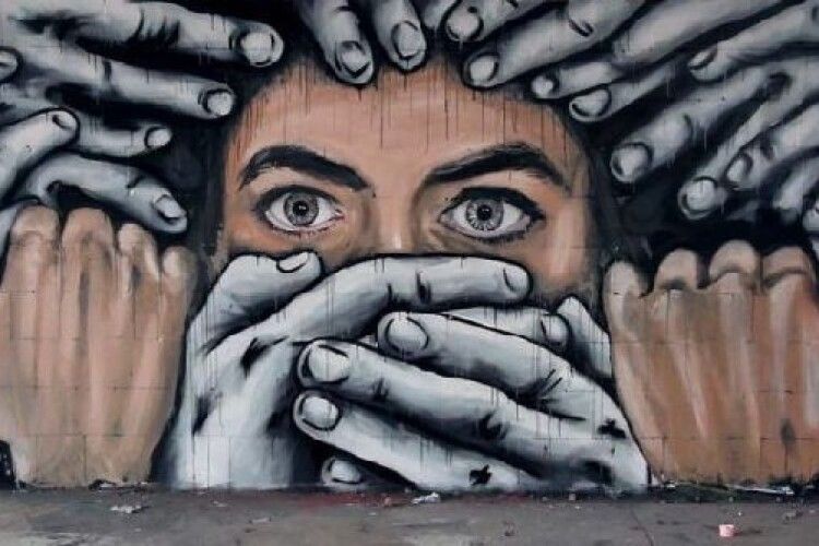 Наступ на свободу слова: українська влада будує режим путінського зразка 