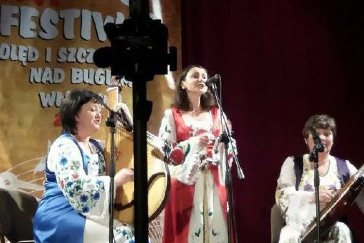 Тріо бандуристок «Лелія» наколядували собі в поляків 1 місце 