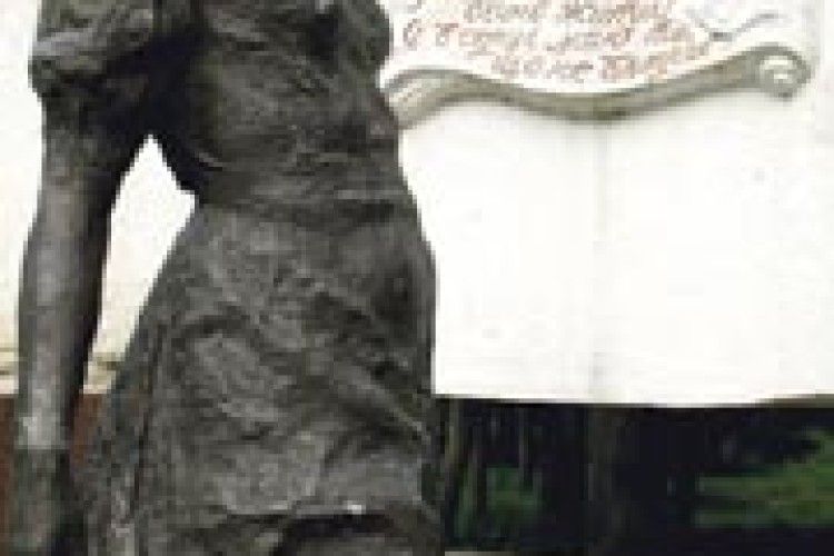 ВАРВАРИ ВДРУГЕ ПОГЛУМИЛИСЬ НАД ЛЕСЕЮ УКРАЇНКОЮ