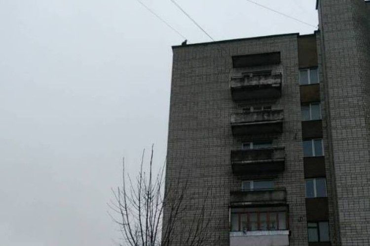 На Львівщині 13-річний хлопець намагався стрибнути з багатоповерхівки (фото)