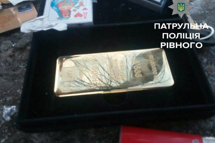 У двох рівненських наркоманів вилучили… кілограмовий злиток золота (фото)