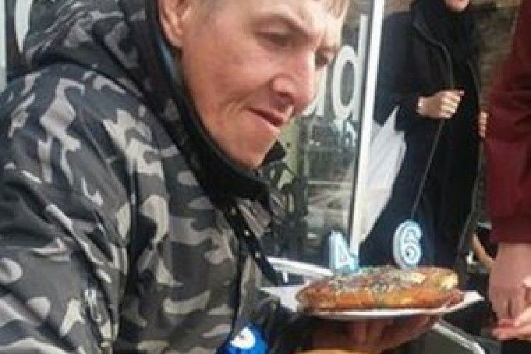 Безхатьку влаштували бомбезний День народження