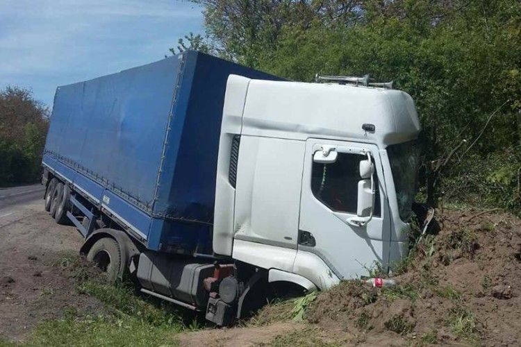 На Рівненщині водія вантажівки затиснуло у деформованій кабіні (фото)