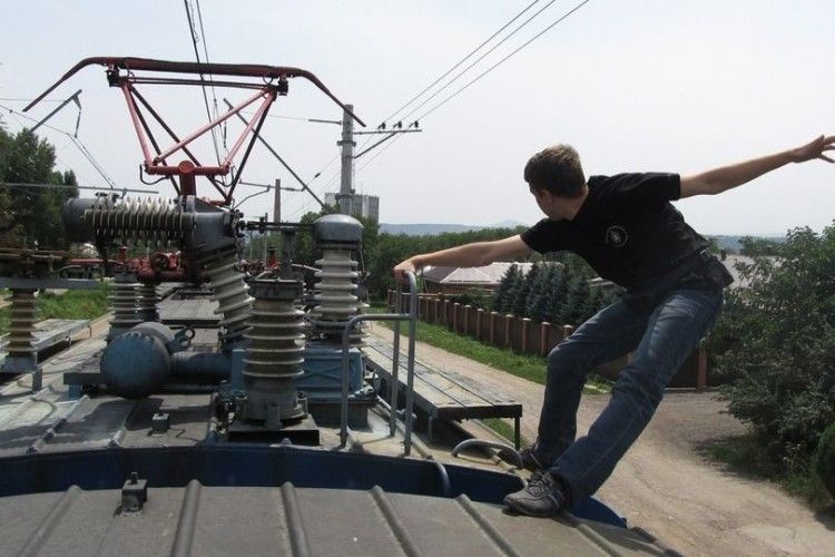 У Києві підліток-«зацепер» одержав на даху електрички опіки 50% тіла