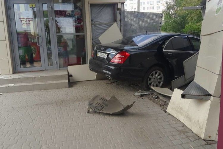 «Мерседес» влетів у зупинку – загинув пенсіонер