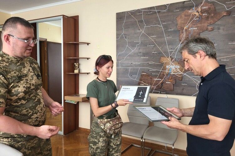 Подяка від бійців і прапор із підписами: як Ковельська громада допомагає Силам безпілотних систем