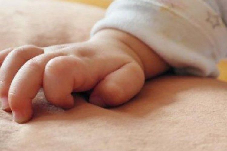 Мати залишила немовля у під’їзді будинку