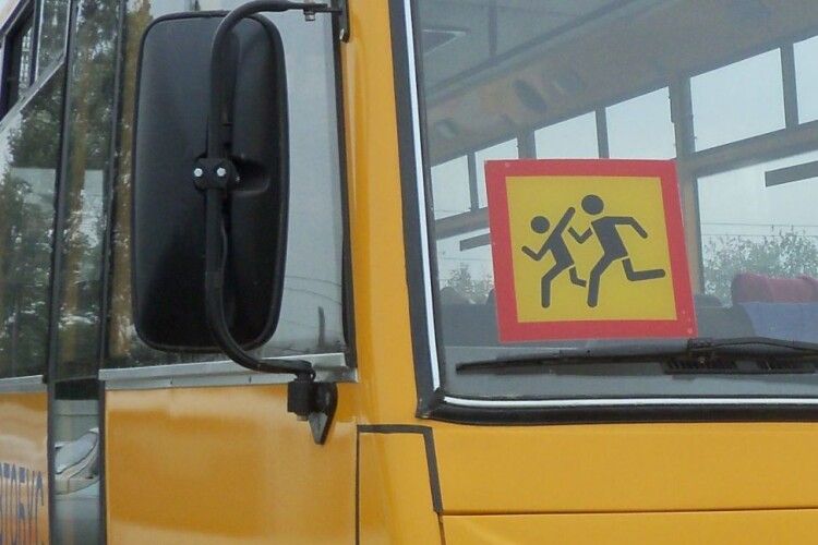 Російські військові викрадають шкільні автобуси, автомобілі спецслужб і машини у Сумській області