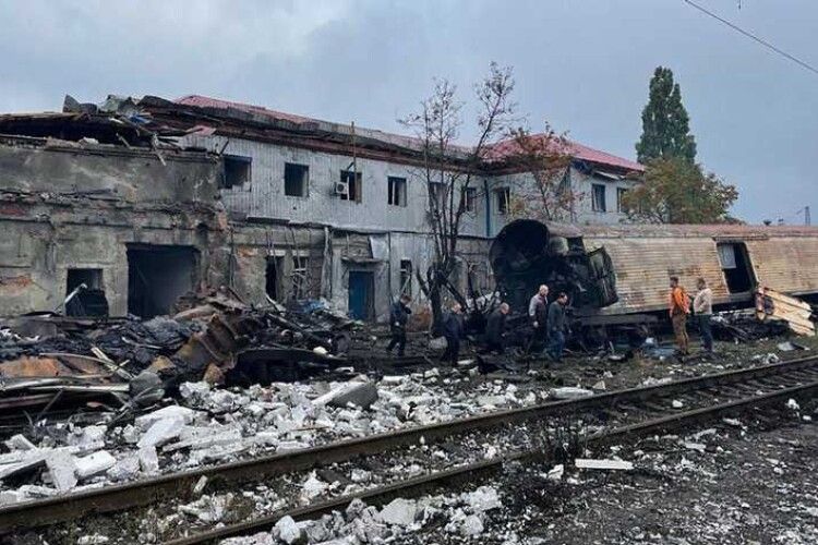 Окупанти знищили ракетами вагони-рефрижератори з тілами російських військових 