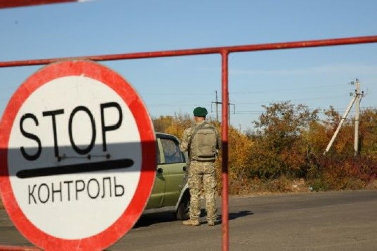 На Донбасі — автомобільні черги