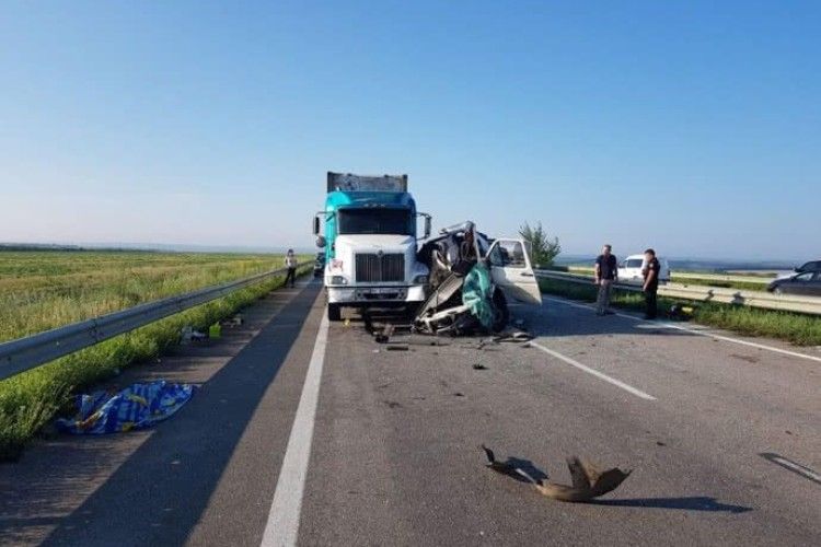 Мікроавтобус влетів у вантажівку: 5 людей загинуло