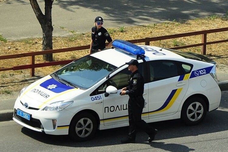 Волинянина із шиком – на поліцейському авто – доставили додому