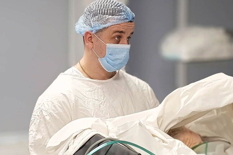 На Волині лікарі повернули рухливість пацієнтці, позбавивши болю, що тривав роками