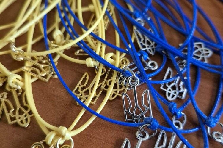 В Луцькому ЦНАПі кожен Захисник отримав патріотичний браслет з рук дітей 