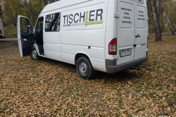 У луцькому парку водії масово паркуються у зелених зонах