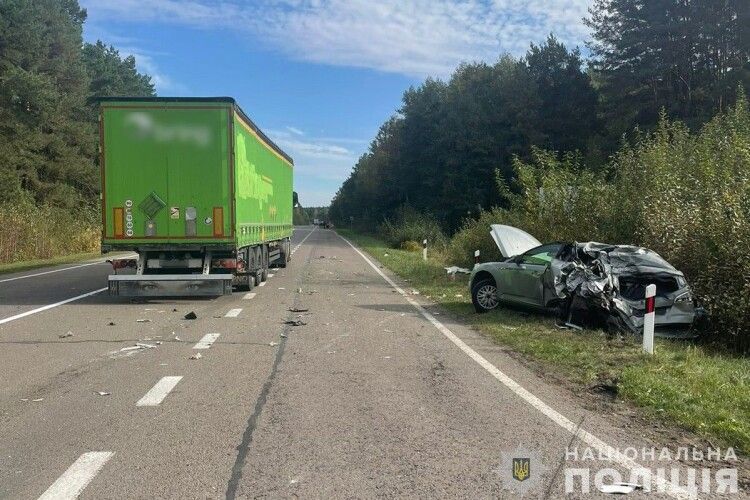 На Волині вантажівка зіткнулася з легковиком