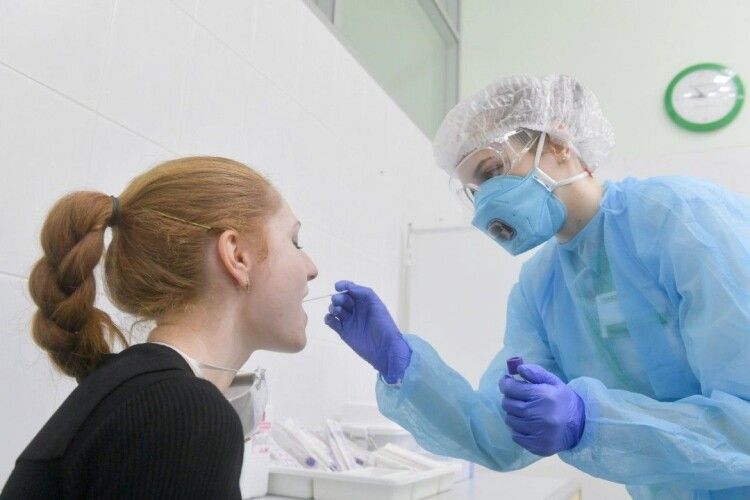 В Україні за добу через коронавірус померло 73 людини, захворіло + 4158