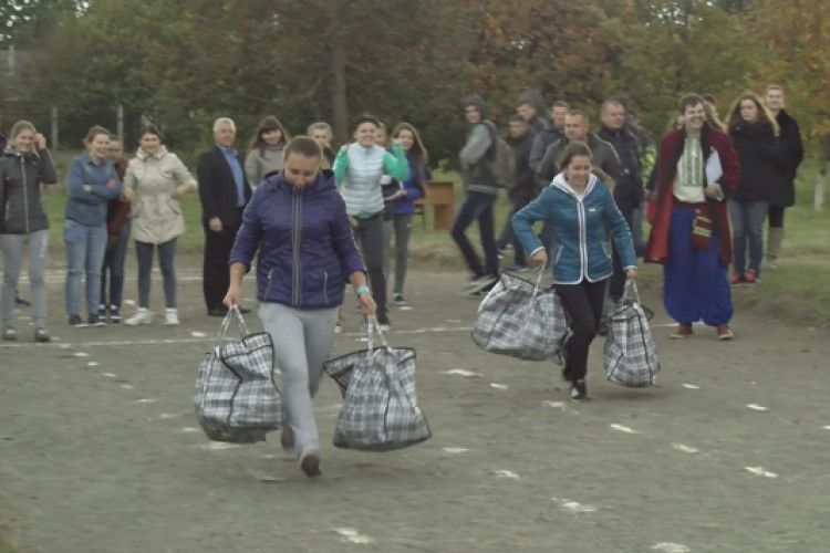 Козаки з Луцького національного технічного університету змагалися в сумо, а козачки носили важкенні сумки (відео)