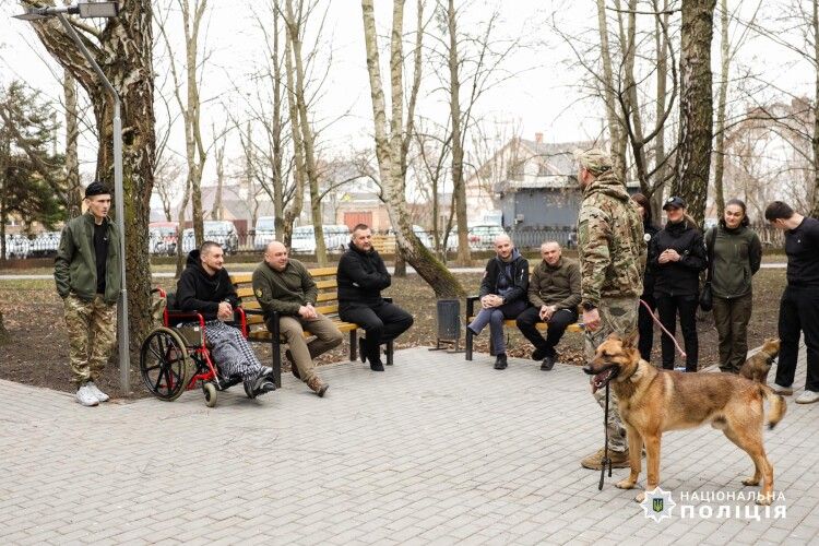 Собаки-терапевти та поліцейські-психологи: як у Луцьку допомагають військовим у реабілітації 