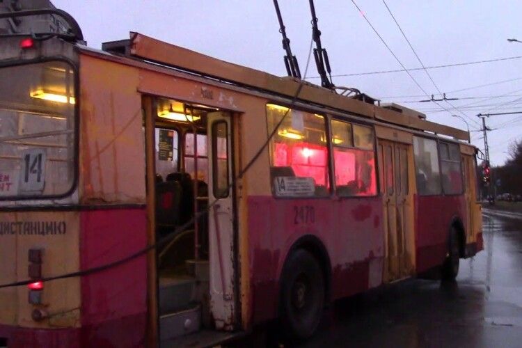 Небезпечна забава: в Луцьку хлопець катався на «хвості» тролейбуса (Фото)