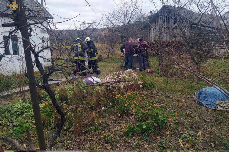 Бійці ДСНС рятували 45-річного чоловіка, який шубовснув у 20-метрову криницю