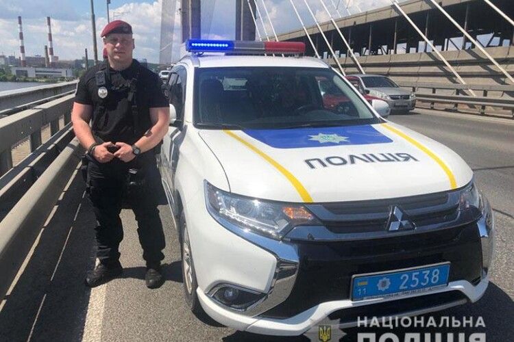 На одному зі столичних мостів урятували відразу двох дядьків, які зібралися топитися у Дніпрі