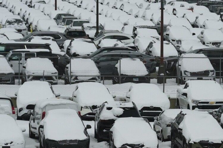 Сніговий хаос у США: скасовано 600 авіарейсів, а на трасі зіткнулися 45 автівок