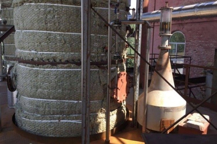 Фіскали у ці хвилини «трусять» 27 державних спиртзаводів – уже знайдено мільйон літрів «лівого» спирту!