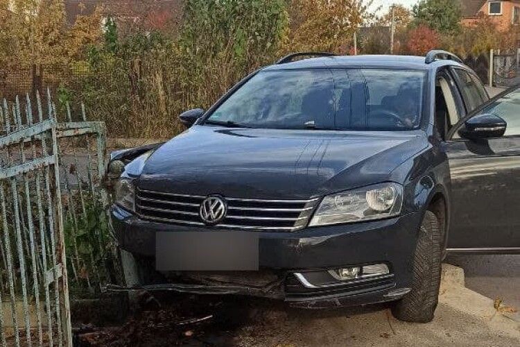 П’яний волинянин за кермом Volkswagen наїхав на металевий паркан (Фото)