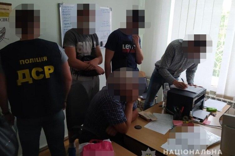 На Волині впіймали хабарника, який брав по 2000 гривень з кожного охочого одержати посвідчення судноводія (Фото)