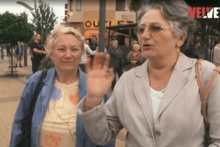 Жінка 16 років дошкуляла сусідам-власникам собаки класичною музикою